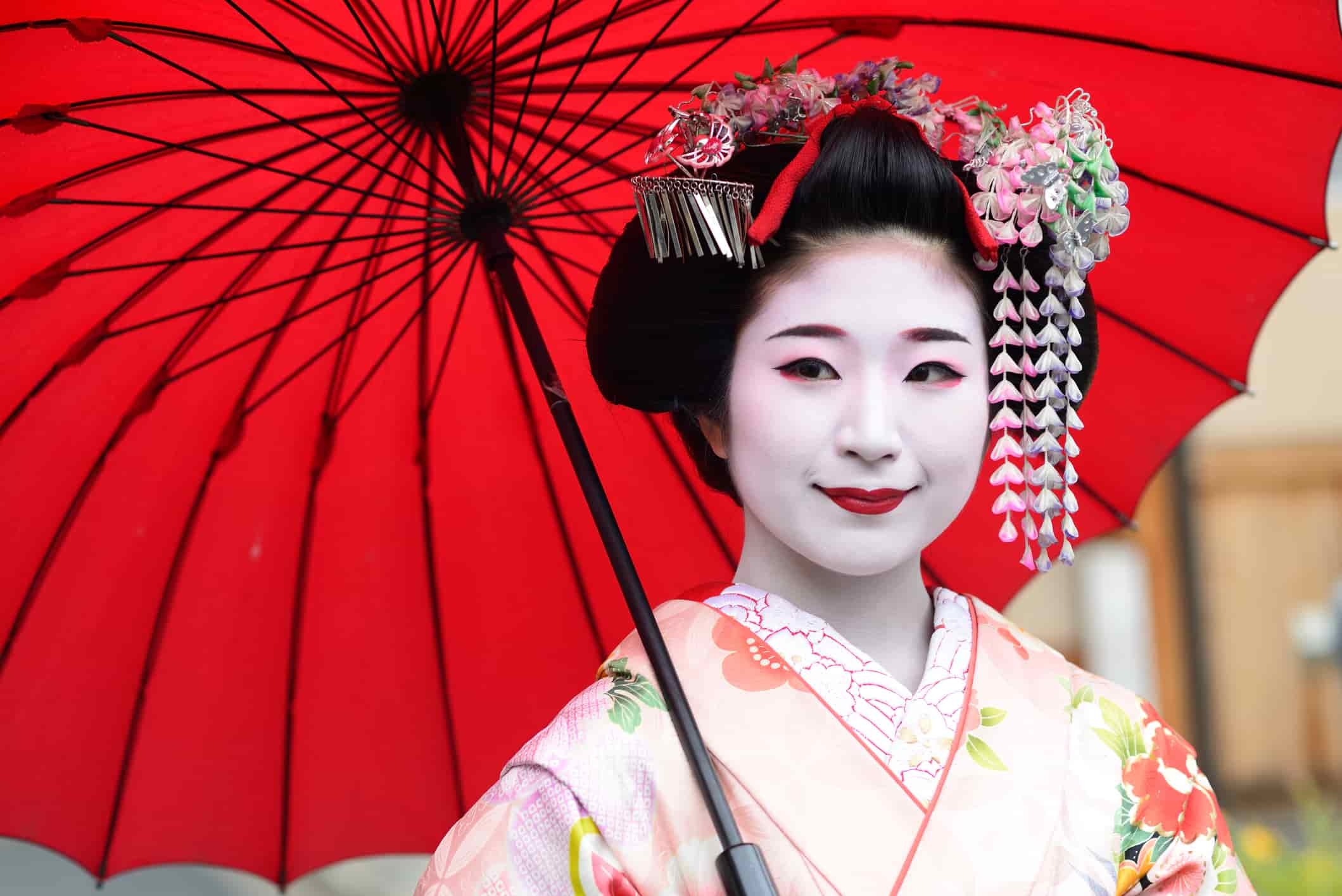 Japanese performers, including geisha, kabuki actors, court ladies, dancers, and others, incorporated white makeup into their artistic expressions.